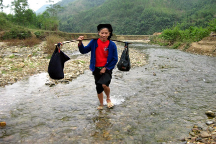 Đường vào trong làng bắt buộc phải qua con suối lớn này.